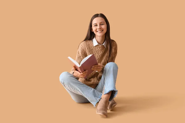 Mooie Vrouw Met Boek Zittend Beige Achtergrond — Stockfoto
