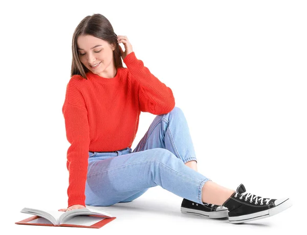 若いです女性で赤いセーター読書本上の白い背景 — ストック写真