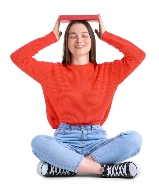 Jeune Femme Pull Rouge Avec Livre Assis Sur Fond Blanc — Photo