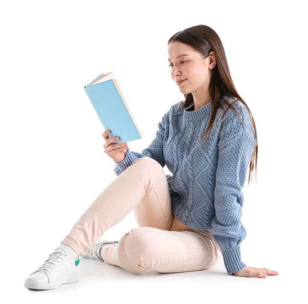 Mujer Joven Suéter Azul Libro Lectura Sobre Fondo Blanco — Foto de Stock