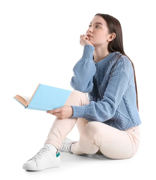 Προσεκτική Νεαρή Γυναίκα Μπλε Πουλόβερ Βιβλίο Κάθεται Λευκό Φόντο — Φωτογραφία Αρχείου