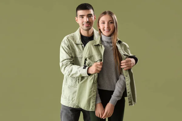 Fashionabla Unga Par Höst Kläder Grön Bakgrund — Stockfoto