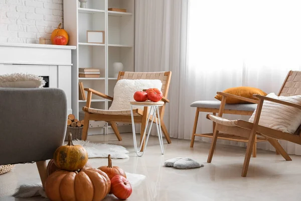 Interieur Van Gezellige Woonkamer Met Pompoenen Fauteuils — Stockfoto