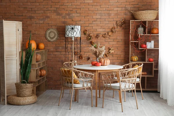 Innvendig Moderne Kjøkken Med Halloween Gresskar Spisebord – stockfoto