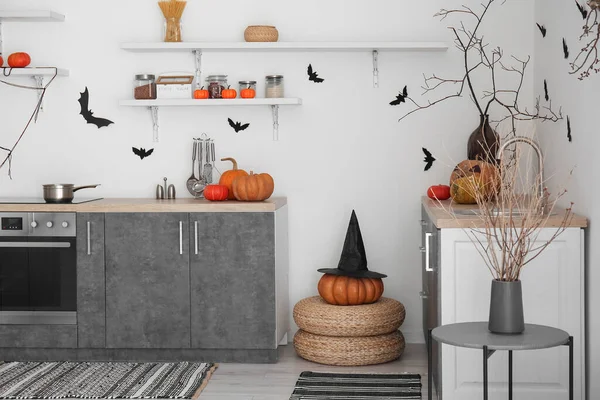 Interiér Moderní Kuchyně Zdobené Halloween Dýněmi Černými Pulty — Stock fotografie