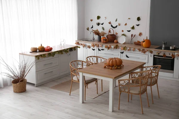 Interiér Moderní Kuchyně Zdobené Halloween Dýněmi Jídelní Stůl Bílé Pulty — Stock fotografie