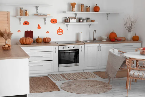 Interieur Van Lichte Keuken Ingericht Voor Halloween Met Planken Toonbanken — Stockfoto