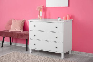 Evdeki çekmecelerde modern güvenlik kamerası var.