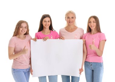 Pembe farkındalık kurdeleleri ve beyaz arka planda boş posterleri olan güzel kadınlar. Göğüs kanseri kavramı