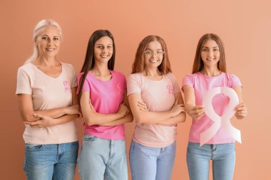Renkli arka planda pembe farkındalık kurdeleleri olan güzel kadınlar. Göğüs kanseri kavramı