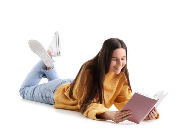 Sarı kazaklı güzel bir kadın beyaz arka planda kitap okuyor.