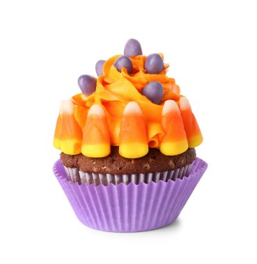 Beyaz arka planda şekerleri olan lezzetli Cadılar Bayramı kekleri.