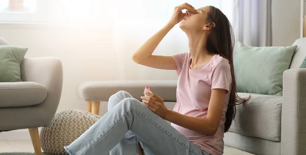 Young Pregnant Woman Nosebleed Home — Stock Photo, Image
