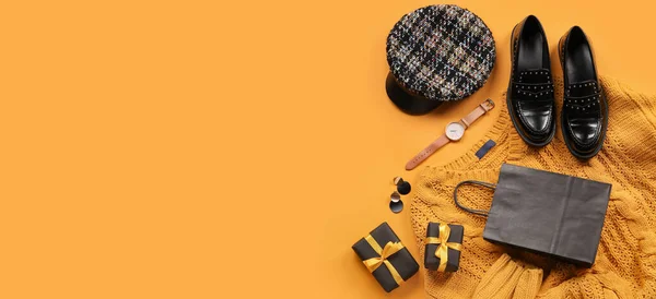 Vêtements Accessoires Féminins Élégants Avec Sac Provisions Cadeaux Sur Fond — Photo