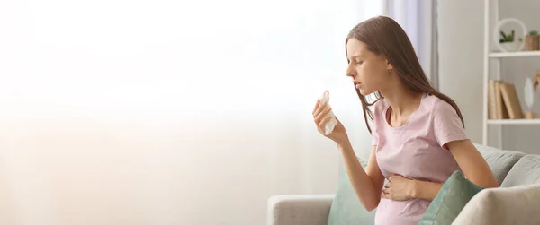 自宅で鼻血を患っている若い妊婦 デザインのバナー — ストック写真