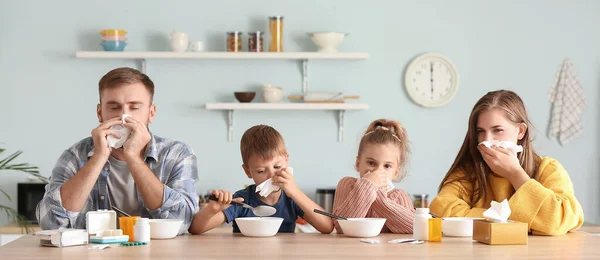 Malato Famiglia Con Influenza Cucina — Foto Stock