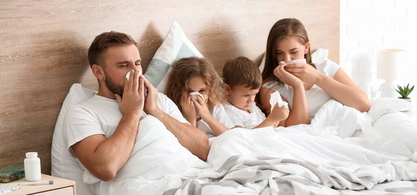 家庭でのインフルエンザの家族の病気 — ストック写真