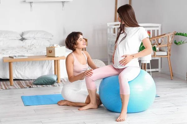 Jovem Grávida Com Sua Esposa Fitball Casa — Fotografia de Stock