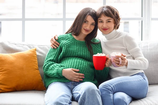 Mujer Embarazada Joven Esposa Con Tazas Cacao Casa — Foto de Stock