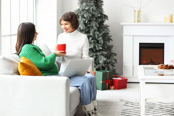 Young Pregnant Woman Cup Cocoa Her Wife Home Christmas Eve — Stock Photo, Image