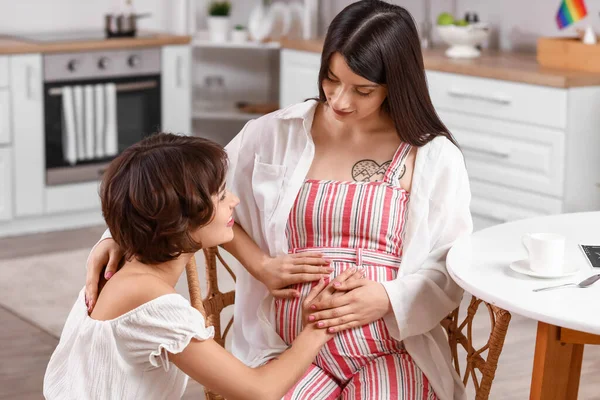 Mujer Embarazada Joven Con Esposa Cocina — Foto de Stock