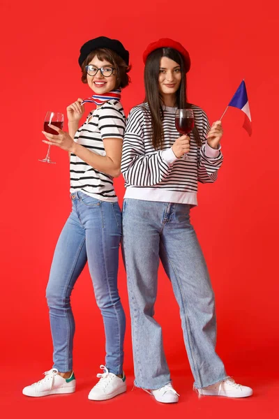Mujeres Jóvenes Con Bandera Francia Vino Sobre Fondo Rojo —  Fotos de Stock