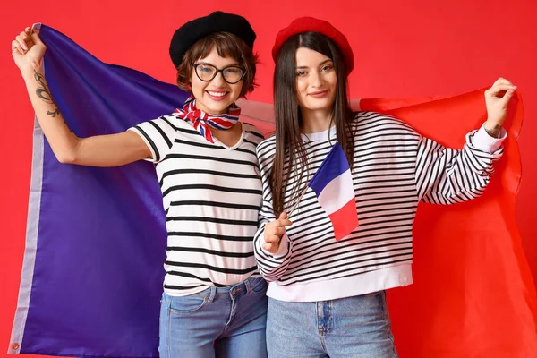Mujeres Jóvenes Con Banderas Francia Sobre Fondo Rojo —  Fotos de Stock