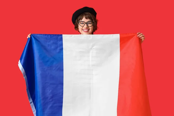 Junge Frau Mit Frankreich Fahne Auf Rotem Hintergrund — Stockfoto
