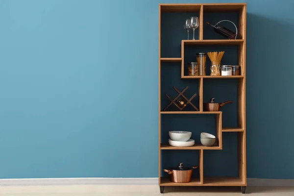 Houten Plankenkast Met Eten Servies Nabij Blauwe Muur — Stockfoto