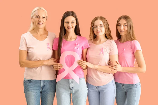 色の背景にピンクの意識リボンを持つ美しい女性 乳がんの概念 — ストック写真