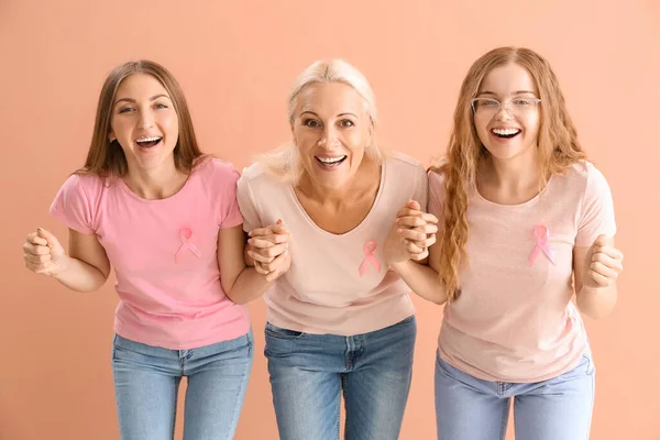 Mulheres Felizes Com Fitas Consciência Rosa Mãos Dadas Fundo Cor — Fotografia de Stock