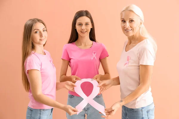 Schöne Frauen Mit Rosafarbenen Bändern Auf Farbigem Hintergrund Brustkrebs Konzept — Stockfoto