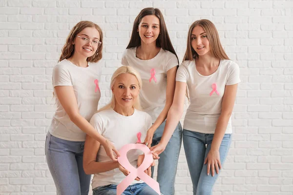 Mulheres Bonitas Com Fitas Consciência Rosa Fundo Tijolo Branco Conceito — Fotografia de Stock