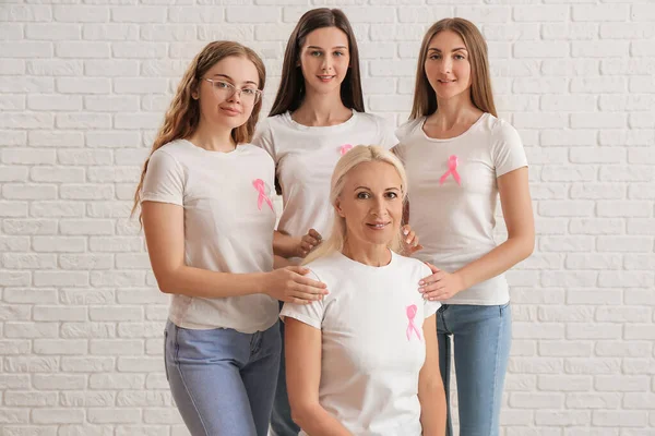 Mulheres Bonitas Com Fitas Consciência Rosa Fundo Tijolo Branco Conceito — Fotografia de Stock