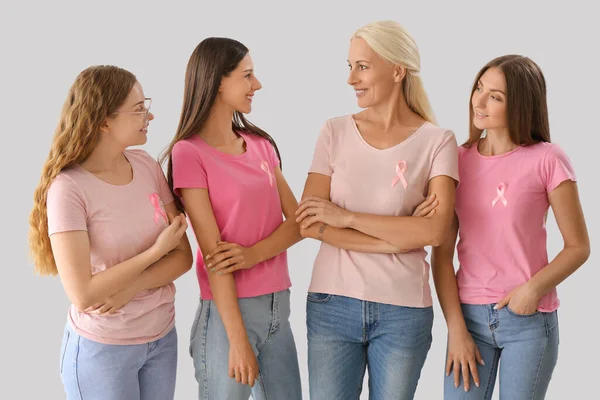 Mulheres Bonitas Com Fitas Consciência Rosa Fundo Claro Conceito Câncer — Fotografia de Stock