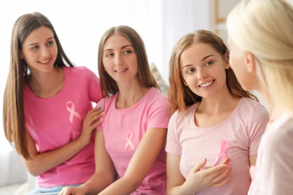 Piękne Kobiety Różowymi Wstążkami Świadomości Domu Koncepcja Raka Piersi — Zdjęcie stockowe