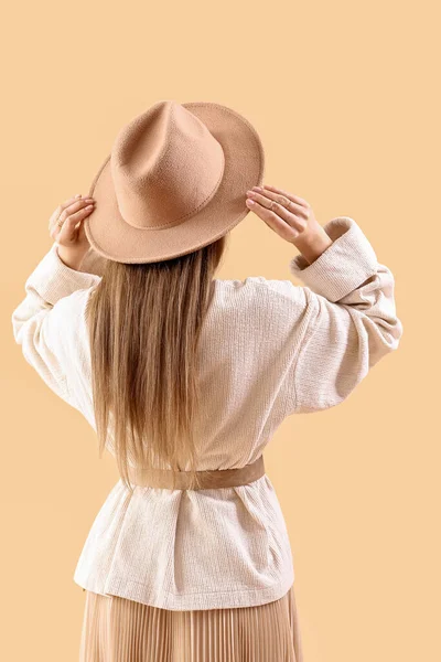 Şapkalı Bej Arka Planda Örülü Süveter Giyen Güzel Modaya Uygun — Stok fotoğraf