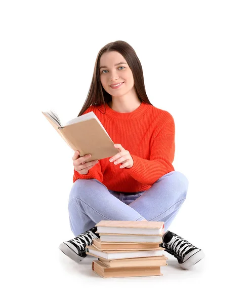 Молодая Женщина Красном Свитере Читает Книгу Белом Фоне — стоковое фото