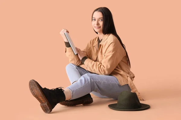 Νεαρή Γυναίκα Σακάκι Ανάγνωση Βιβλίο Μπεζ Φόντο — Φωτογραφία Αρχείου