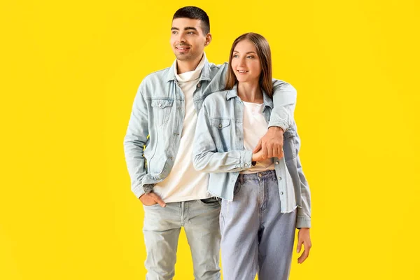 Pareja Joven Moda Ropa Otoño Sobre Fondo Amarillo — Foto de Stock