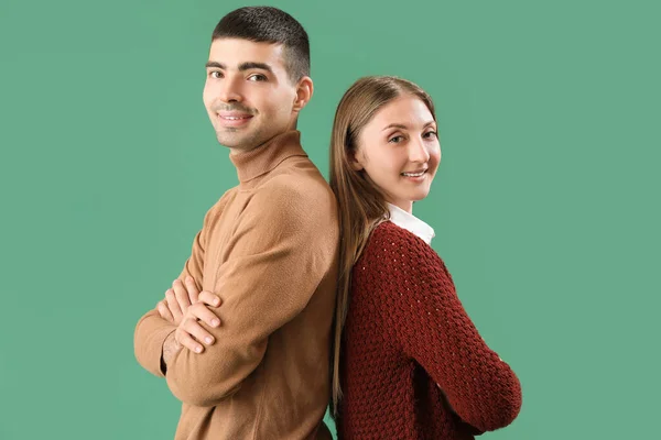 Pareja Joven Moda Ropa Otoño Sobre Fondo Verde — Foto de Stock