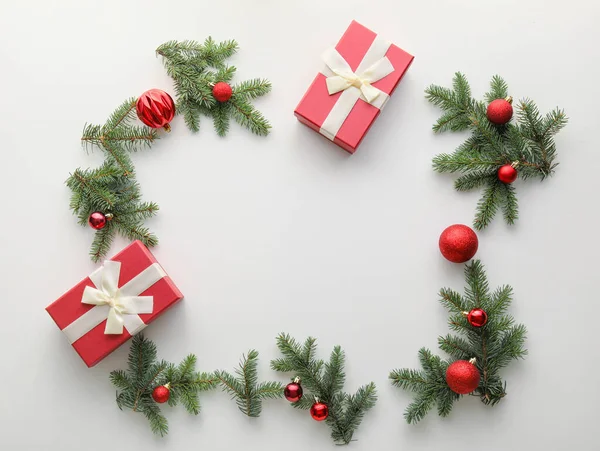 Cadre Fait Branches Noël Boules Cadeaux Sur Fond Blanc — Photo