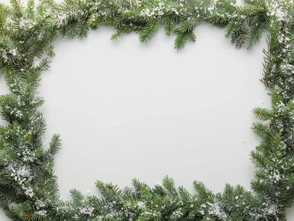Beyaz Zemin Üzerinde Kar Bulunan Noel Dallarından Yapılmış Çerçeve — Stok fotoğraf