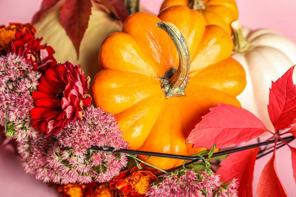 Korb Mit Halloween Kürbissen Und Schönen Blumen Auf Rosa Hintergrund — Stockfoto
