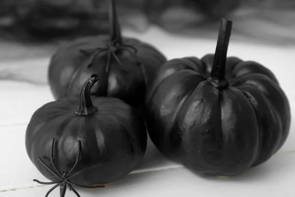 Zwarte Halloween Pompoenen Lichte Houten Tafel Close — Stockfoto