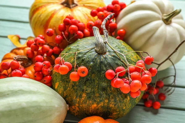 Zralé Halloween Dýně Jeřábí Bobule Lehkém Dřevěném Stole Detailní Záběr — Stock fotografie