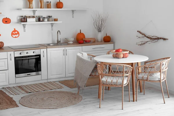 Interieur Van Lichte Keuken Ingericht Voor Halloween Met Eettafel Aanrecht — Stockfoto