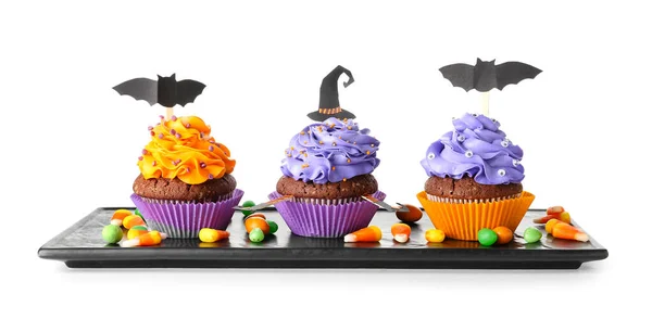 Bord Met Lekkere Halloween Cupcakes Snoepjes Witte Achtergrond — Stockfoto