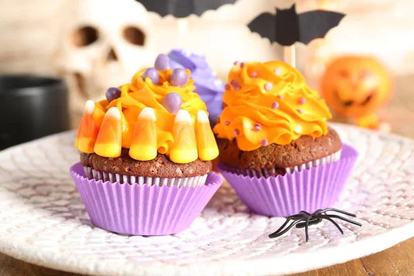 Plate Tasty Halloween Cupcakes Wooden Table Closeup — Stock Photo, Image