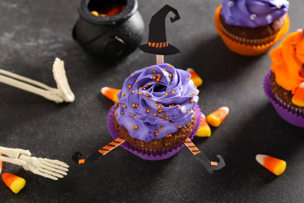 Chutný Halloween Cupcake Cukrovinkami Kukuřice Tmavém Pozadí Detailní Záběr — Stock fotografie